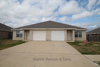 Building Photo - Great Three-Bedroom!
