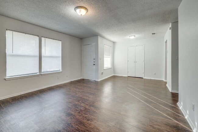 Building Photo - Stylish Half-Duplex in Arlington