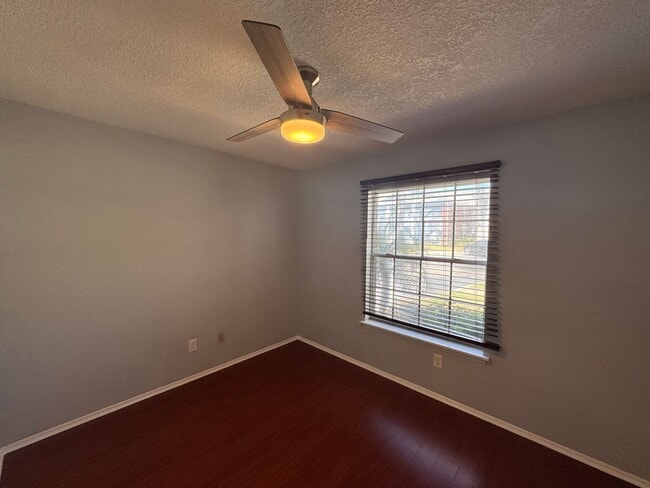 Building Photo - Charming 2-Bedroom Condo with Pool Access & Water Included – Prime Orlando Location