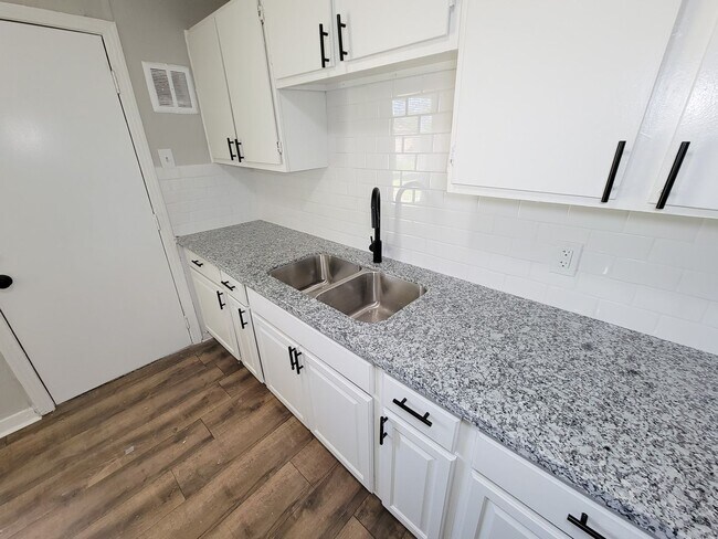 Building Photo - Welcome to this inviting single-family residence in the desirable South Park/Sunnyside area of Ho...