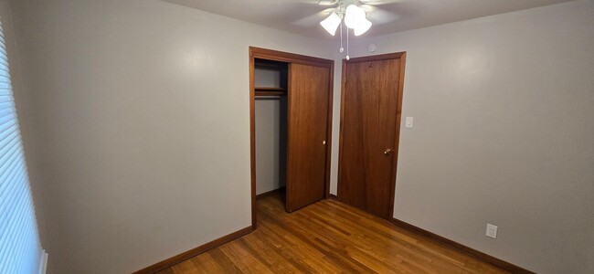 Building Photo - 3-4 bedroom ranch with attached garage, fe...