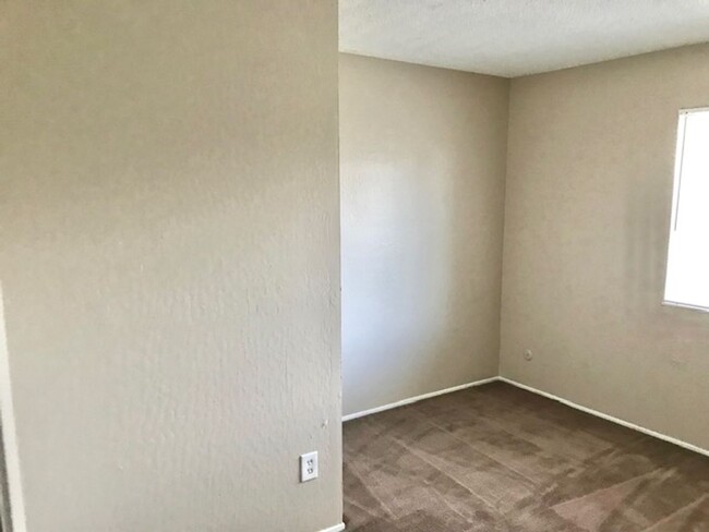 Building Photo - 3 Bed 1.5 Bath Townhouse in Antioch -- COM...