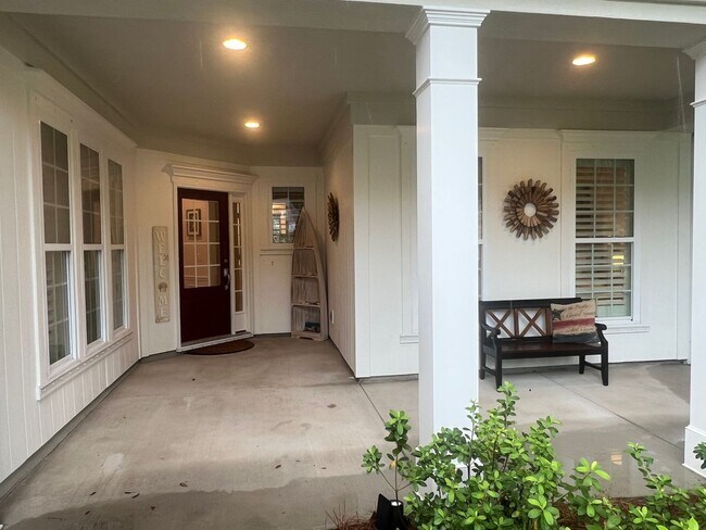 Building Photo - Lovely Furnished Home in The Haven