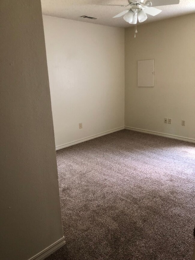 Building Photo - Cozy 4 Bed 2 Bath Home just off the west side of U of A Campus