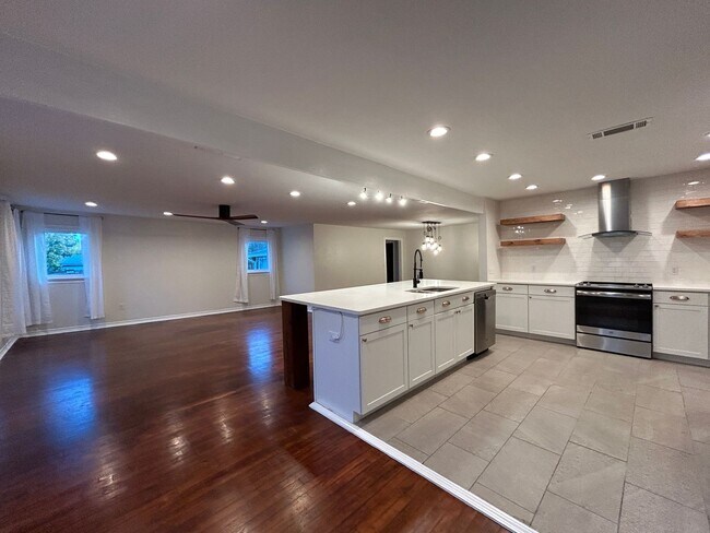 Building Photo - Craftsman Style House  Close to Downtown New Braunfels / Fridge Included/ No Carpet / Large Backy...