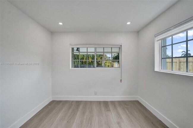 Building Photo - 2101 N 15th Ave