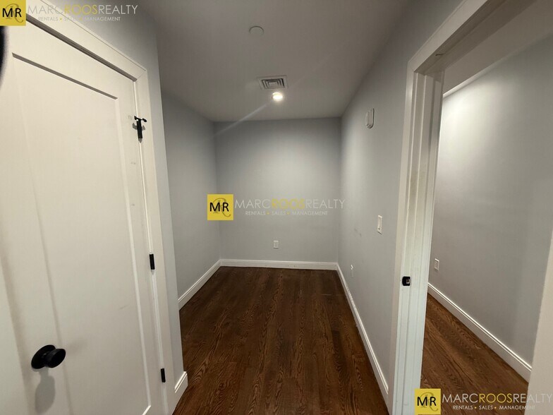 Building Photo - 174 Paris St