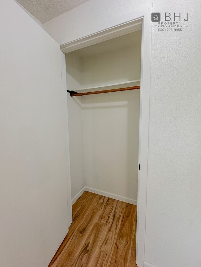 Building Photo - Dog Friendly 2 bed/ 1 bath HOUSE for Rent!