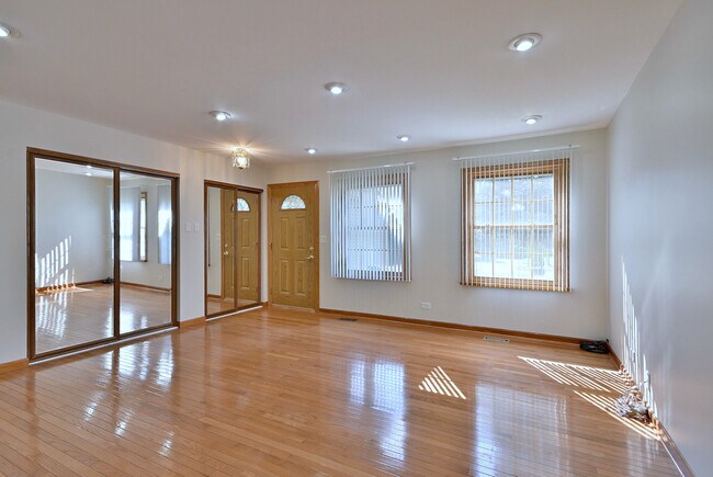 Building Photo - 714 N Lakeside Dr