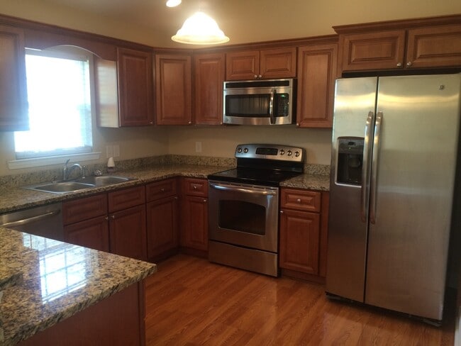 Building Photo - Available in September: 4 Bedroom 2 Bathro...
