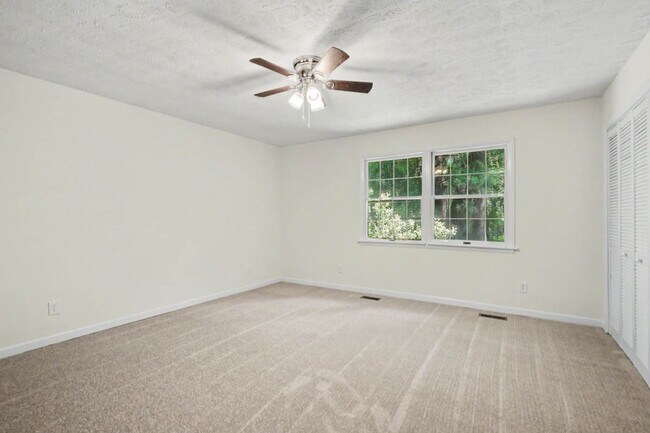 Building Photo - 151 Country Club Dr