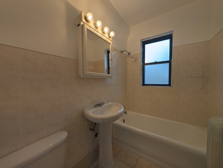 Building Photo - 1160 N Dearborn St