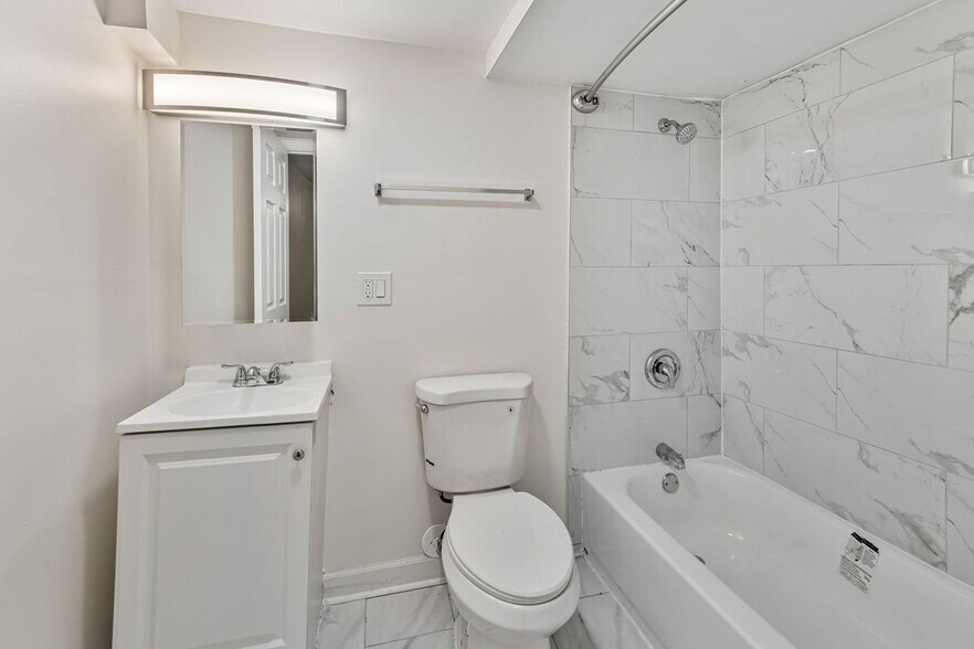 Building Photo - 1345 N Maplewood Ave