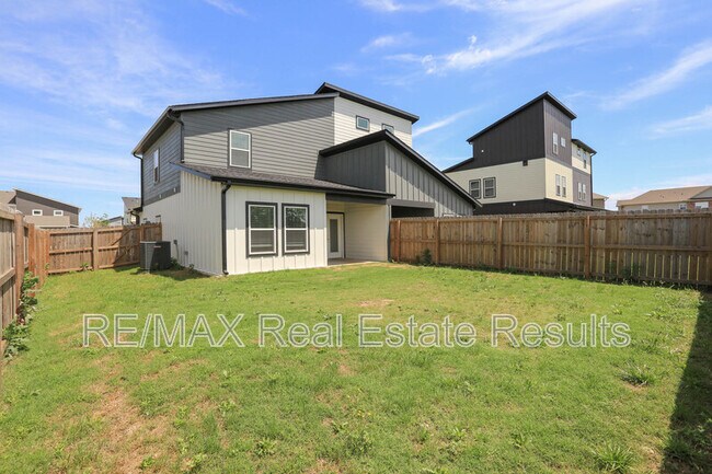 Building Photo - 1401 SW Poigai Wy