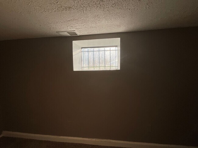 Building Photo - large three bedroom house with extra livin...
