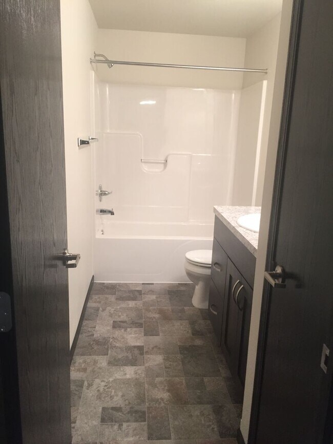 Building Photo - Eaglewood 3 Bedroom/ 2 Bathroom Twinhome