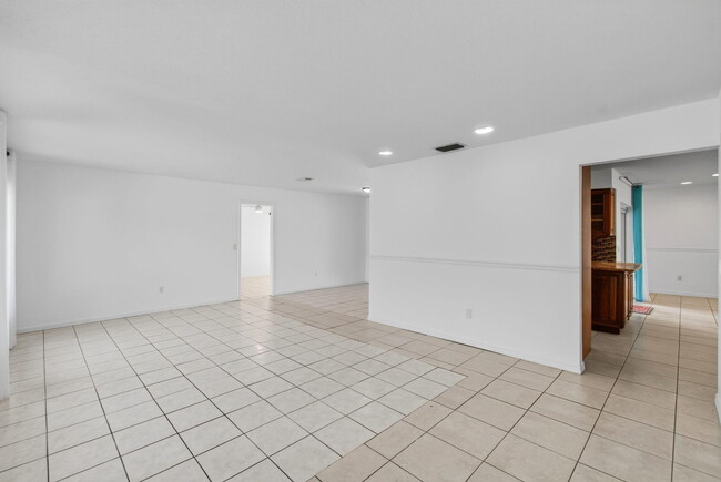 Building Photo - 4760 Bison St