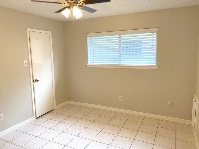 Building Photo - 14934 Elmont Dr