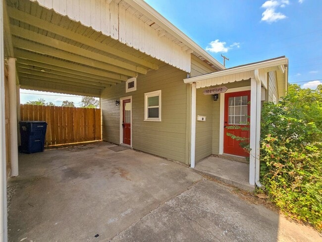 Building Photo - Cute Efficiency Studio Style Home in Shawnee!