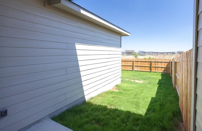 Building Photo - GORGEOUS 3 BEDROOM DUPLEX LOCATED IN CONVERSE, TX!