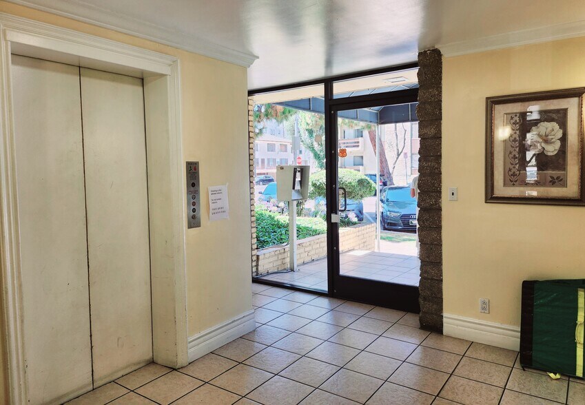 Building Photo - 456 S. Harvard Blvd