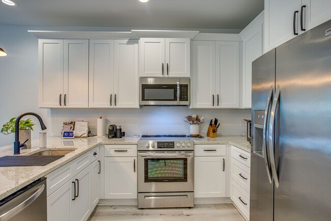 Building Photo - Destin- Bright & Modern 3-Bedroom Home wit...