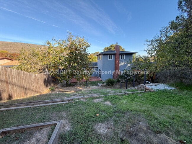 Building Photo - AVAILABLE DECEMBER - Spacious 4-Bed, 3-Bat...