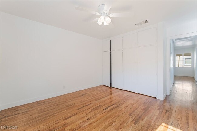 Building Photo - 1054 E Hassett Ave