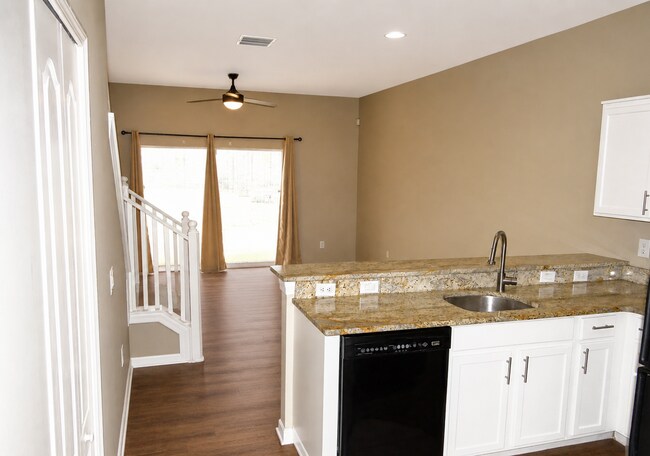 Building Photo - 3b / 2.5 bath  townhome in gated community