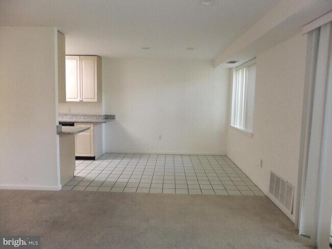 Building Photo - 1640 Oakwood Dr