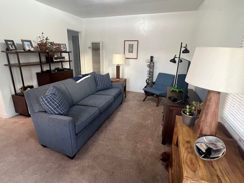 Building Photo - 4137 Chevy Chase Dr