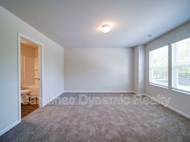 Building Photo - 914 S Battleground Ave