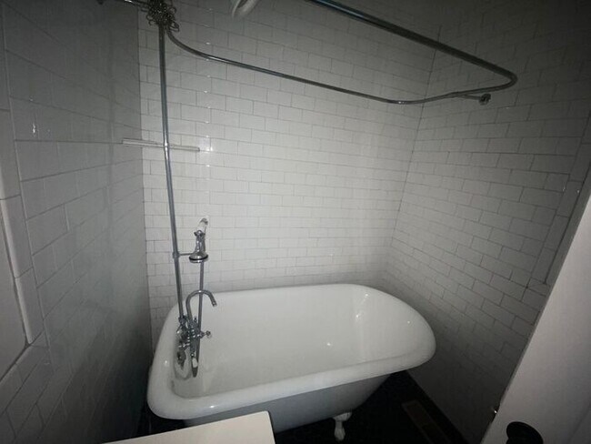 Building Photo - Amazing Updated One Bedroom in South Nashv...