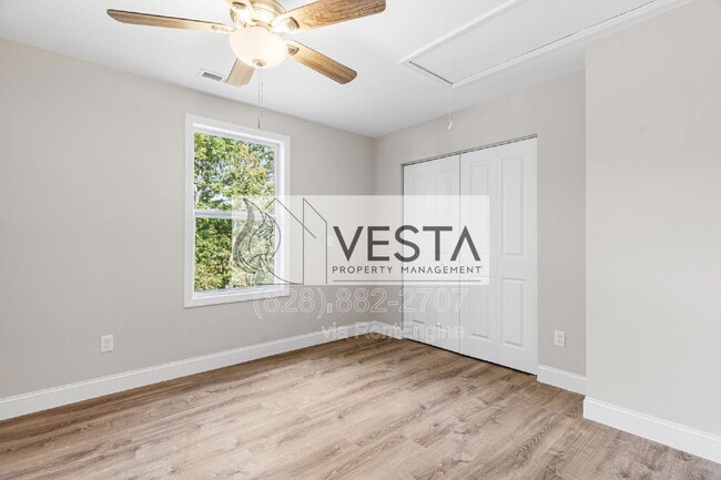 Building Photo - 376 Hague Dr