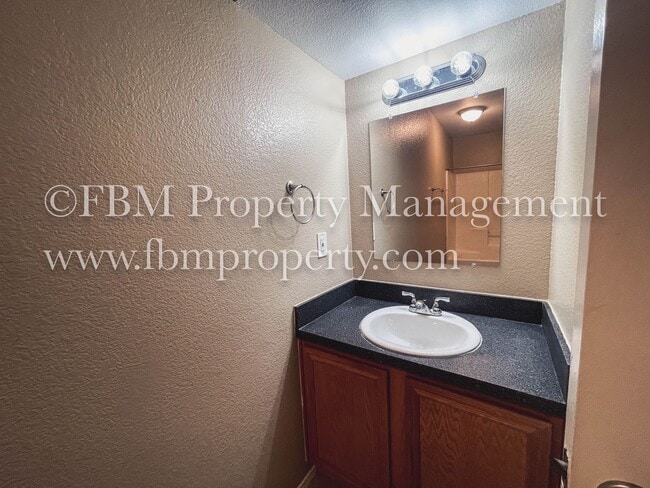 Building Photo - 400 Kings Way Dr