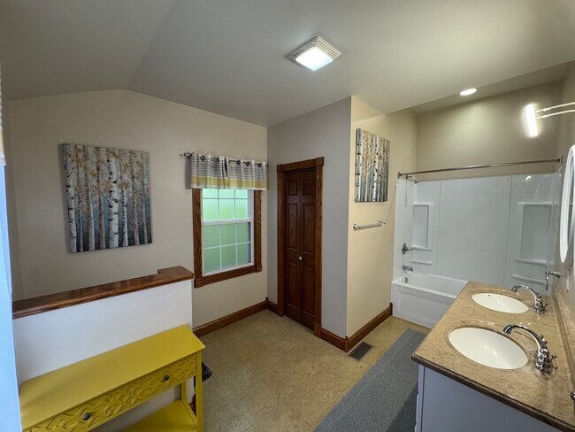 Building Photo - 1406 Shelby St