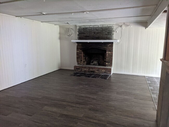 Building Photo - Recently updated Raytown single family home