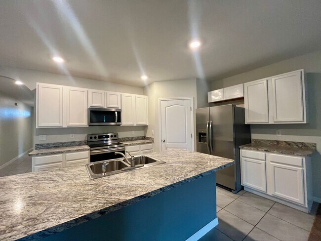 Building Photo - Stunning 4 bed/ 2 bath home!!