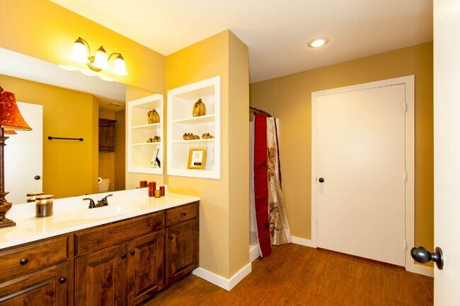 Building Photo - Stunning 3 Bedroom 2 Bath Duplex in West Tyler!