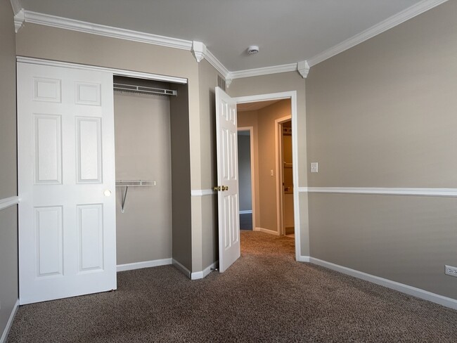 Building Photo - 552 Fairfax Ln