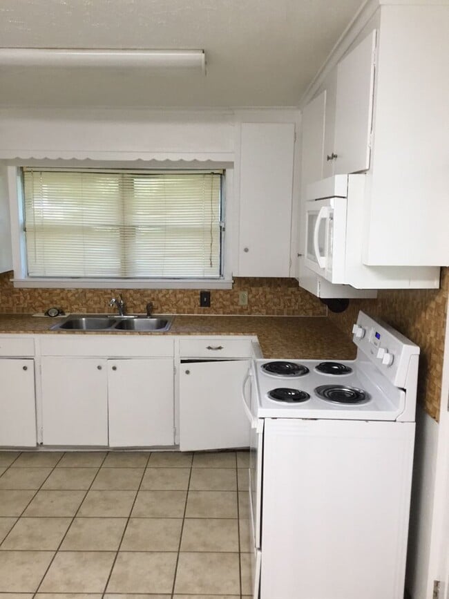 Building Photo - *3/2*SOUTHERN HILLS/SOUTHWOOD*FRESH PAINT*