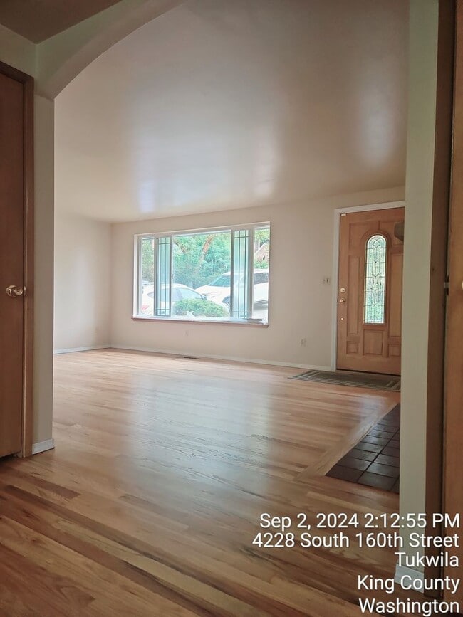 Building Photo - Tukwila/SeaTac daylight rambler - large home for rent - 4 bedrooms 2 bathrooms with 2 kitchens - ...