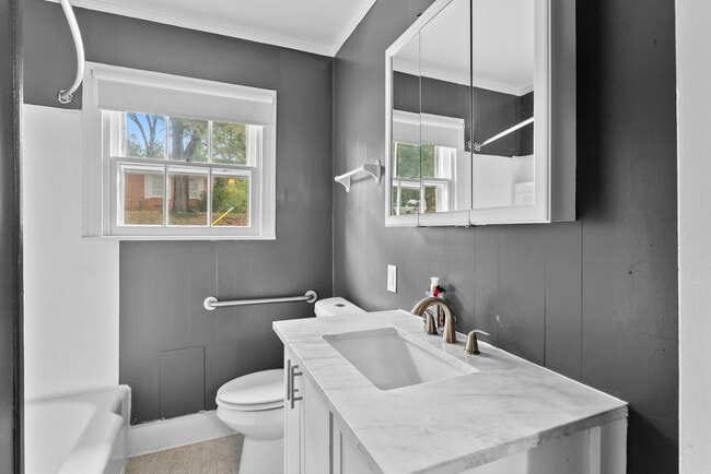 Building Photo - 901 N Azalea Dr