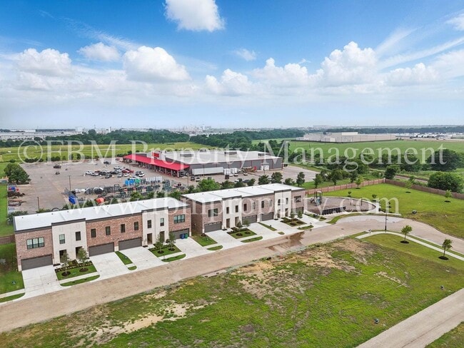 Building Photo - 2113 Luna Dr