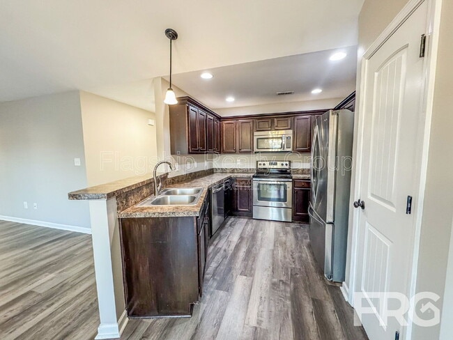 Building Photo - 200 Willow Pond Dr