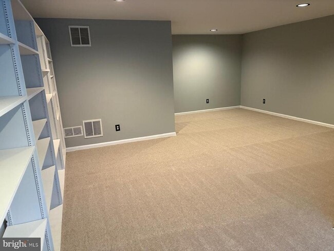 Building Photo - 46 Lisa Dr