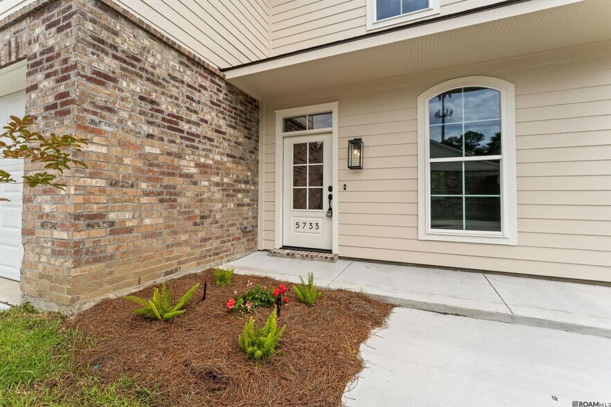Building Photo - 5733 Dominican Ln