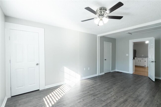 Building Photo - 4715 S Lee St
