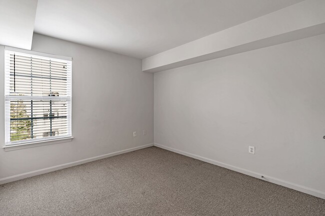 Building Photo - Luxurious 2 Level 2 Bedroom + Den 3 Bathro...