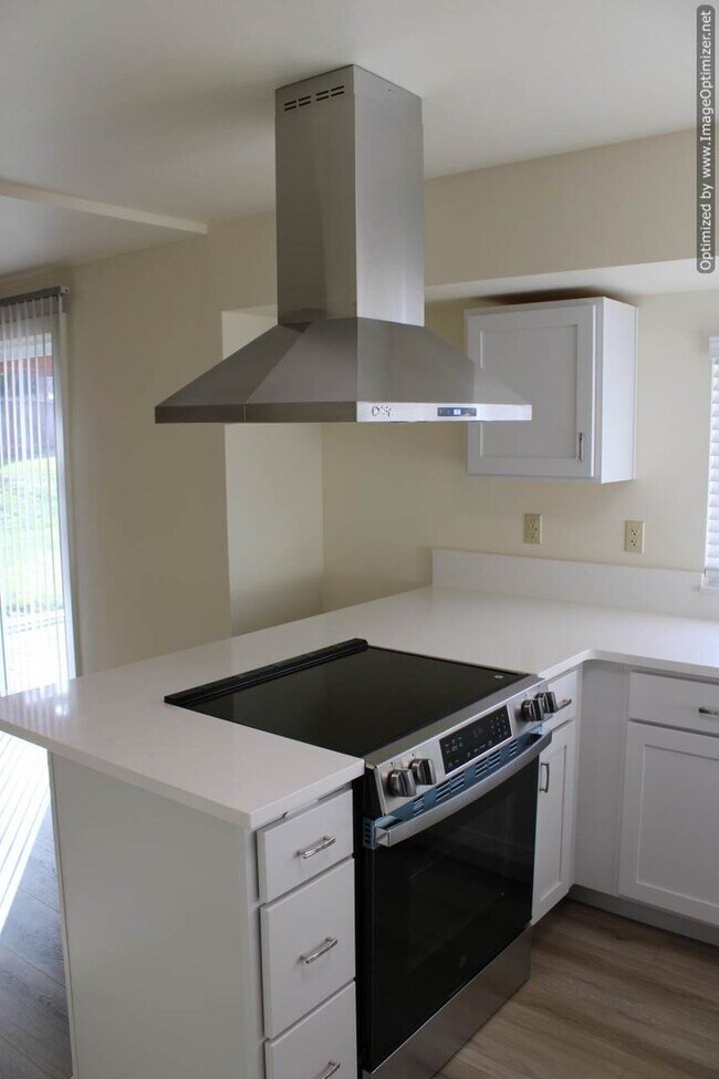 Building Photo - Updated One-Story 2-Bedroom Duplex with Ga...